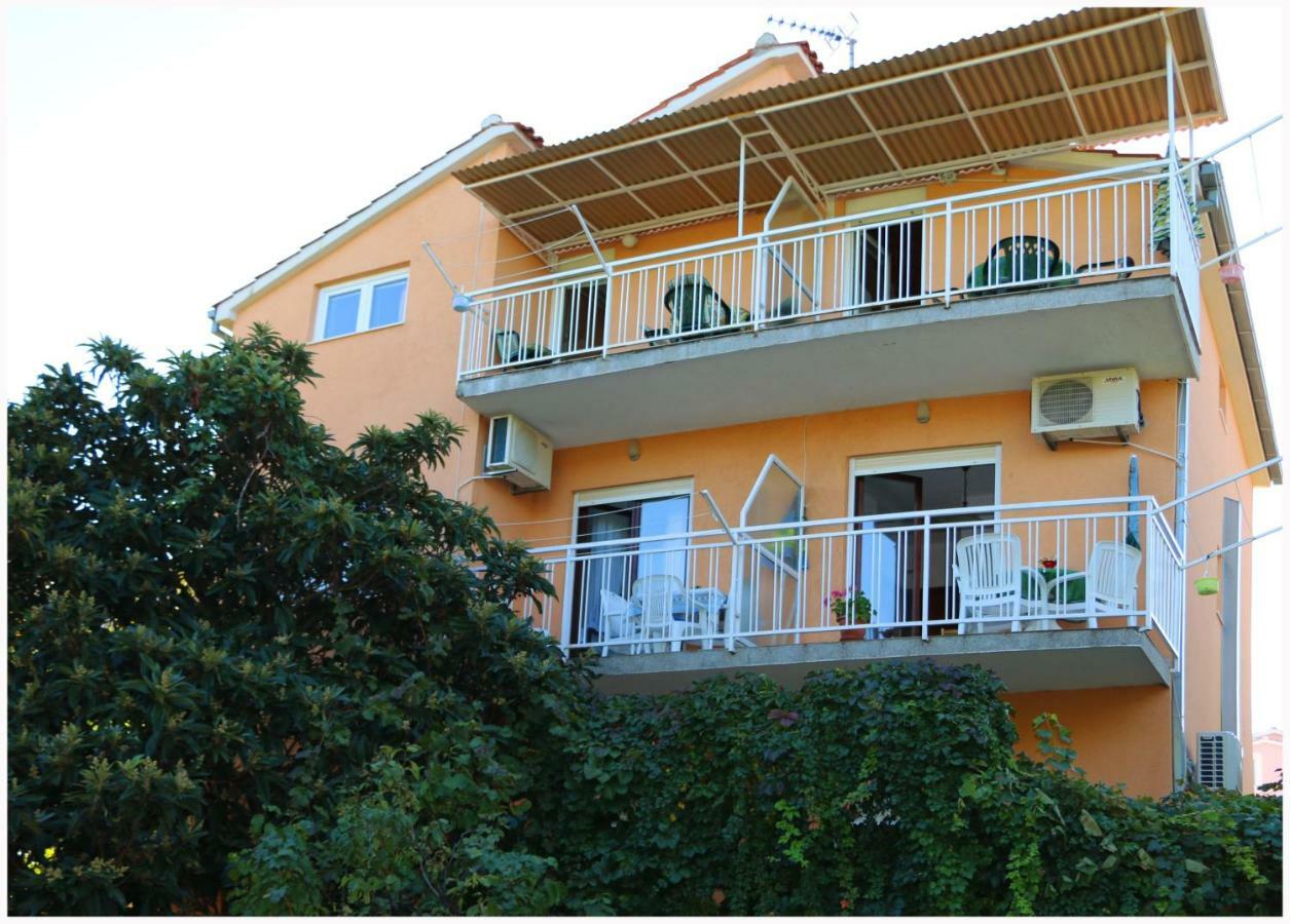 Apartments Bilo Near Primosten Exterior photo